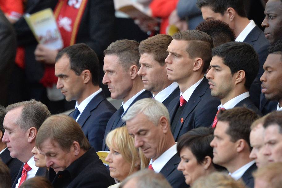 Alcuni membri della rosa attuale del Liverpool: Steven Gerrardi e alla sua sinistra Daniel Agger, Luis Suarez e Daniel Sturridge. Sotto si riconoscono Kenny Dalglish e Ian Rush. Afp